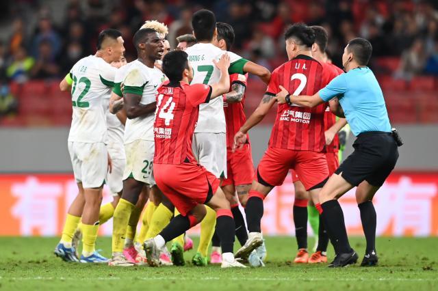 开云-【中超】夺冠悬念继续！颜骏凌送礼 海港1比2负国安