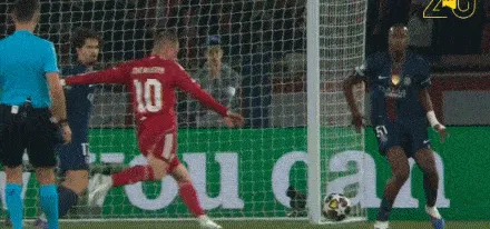 麦卡利斯特起脚劲射，帕乔防守时手臂碰到皮球