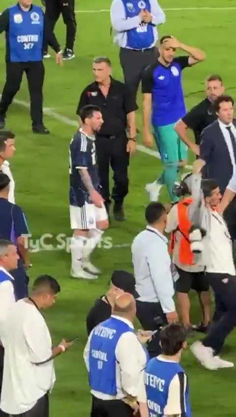 开云官网-上场曾被毛里塔尼亚包围！今日梅西被安保围住保护，梅西有些不满